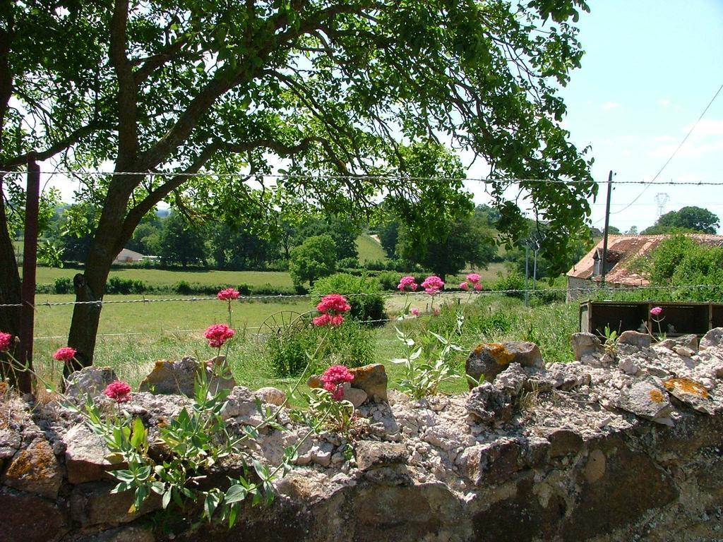 Domaine De La Madeleine Bed & Breakfast Ygrande Exterior photo